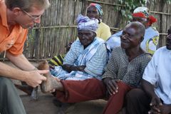 Missionários pregam em aldeia de leprosos: “Quase todos se entregaram a Jesus”