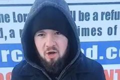 Pastor canadense canta ‘Amazing Grace’ durante protestos por passaporte da vacina