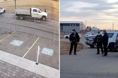 Igreja é cercada por barricada da polícia para impedir entrada de fiéis, no Canadá