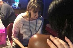 Mulheres vão a clubes de strip para levar o amor de Cristo: “Deus é quem faz a obra”