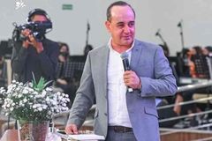 Pastor Abgail Filho sobre igrejas com parede preta: "Não precisa parecer com boate"