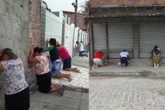Evangélicos se ajoelham para orar pelo Brasil nas ruas de Pernambuco
