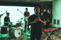 Movimento de louvor na madrugada atrai milhares de pessoas para Jesus no Club House