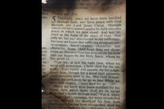 Banda gospel sobrevive a acidente de ônibus e encontra página da Bíblia intacta