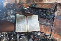 Bíblia fica intacta após incêndio em loja e donos são impactados: “Deus está conosco”