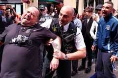 Pregadores de rua que foram presos na Inglaterra lutam por liberdade no tribunal