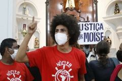 Manifestantes da esquerda invadem igreja católica e interrompem missa no Paraná