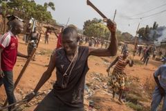 Radicais aceitam a Jesus após encontro com missionários na África