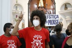 Vídeo: vereador do PT lidera invasão à igreja católica durante missa