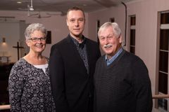 Pais testemunham o poder da oração após filho ser liberto das drogas: ‘Nunca desistam’