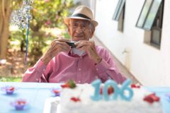 Idoso de 106 anos continua orando e falando de Jesus: “Já li a Bíblia 126 vezes”