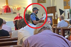Polícia interrompe celebração em igreja para verificar o uso de máscaras