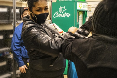 Por causa da pandemia, igreja ajuda a pagar as contas em supermercado