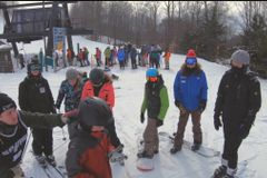 Contra a volta do comunismo, ucranianos oram de joelhos em praça pública diariamente | Notícias Gospel