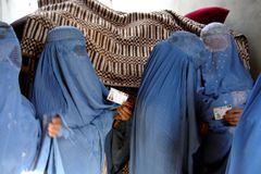 Talibãs matam quatro mulheres ligadas ao ativismo em direitos humanos no Afeganistão