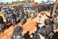 Policiais oram antes de turno em perseguição a Lázaro Barbosa