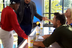 Jovem faz oração com jurados durante participação no ‘American Idol’