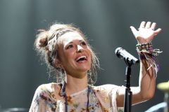 Lauren Daigle encoraja jovens que sofrem bullying por sua fé: 'Deus dá coragem e ousadia'