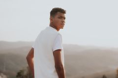 Jessé Aguiar lança música em prol do setembro amarelo