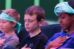 Mais de 200 crianças aceitaram Jesus em acampamento de escola bíblica de férias