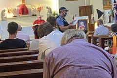 Policial interrompe missa na Austrália para verificar se fiéis estão com máscaras
