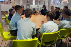 Adolescente de 15 anos prega a alunos na hora do intervalo: “Eles têm fome da Bíblia”