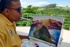 Após acidente, homem fica tetraplégico e dá testemunho pintando quadros com a boca