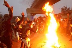 Hindus espancam pastores e queimam bíblias: "Ateei fogo no seu Jesus"