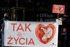País de maioria conservadora, Polônia proíbe quase totalmente o aborto