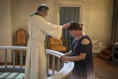 Igreja na Noruega faz cerimônia de mudança de nome para membro trans