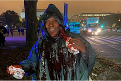 Suposto satanista ataca pastor com bacia de sangue em evento cristão