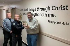 Xerife rejeita pedidos de ateus para remover versículo bíblico de delegacia