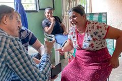 Ex-guerrilheira de grupo armado se converte e hoje atua distribuindo Bíblias | Notícias Gospel