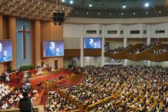 ‘Pentecostalismo está dominando o mundo’, diz jornalista que viajou 12 países