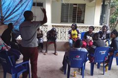 Menina surda da Tanzânia leva o pai a Jesus