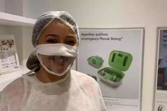 Voluntárias da igreja costuram e doam máscaras transparentes adaptadas para surdos