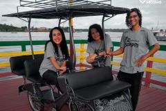 Missionários usam “bicitáxi” para evangelizar crianças surdas no Pará
