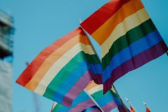 Justiça da França autoriza pai trans a ser reconhecido como mãe da filha