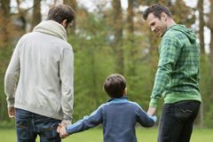 Suprema Corte dos EUA decide que agência cristã pode recusar adoção a casais gays