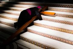 Padres e bispos abusaram sexualmente de 215 mil crianças na França