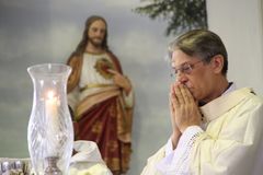 Exploração sexual cometida por padres rende condenação de R$ 12 milhões à Igreja Católica | Notícias Gospel