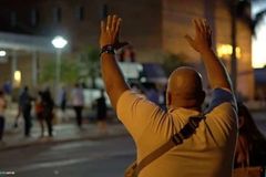 Igreja se reúne em frente a hospital para orar por pacientes e profissionais de saúde | Notícias Gospel