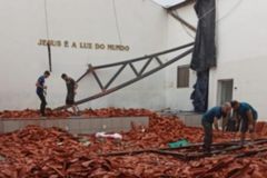 Telhado de igreja que estava em obras desaba após forte tempestade