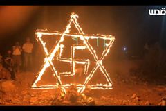 Palestinos queimam Estrela de Davi com suástica durante manifestação contra Israel