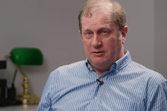 Médico demitido por não chamar homem de “senhora” vai à justiça