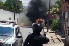 Bebê descartado em bueiro leva população à fúria contra pastor