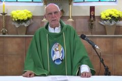 Padre saúda vereador do PT que invadiu igreja em Curitiba