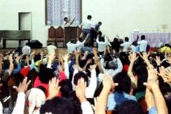 Homem invade igreja evangélica durante culto e agride fiel com uma pedrada | Notícias Gospel