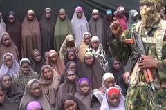 Após 4 anos de sequestro, mais de 100 meninas de Chibok continuam presas pelo Boko Haram