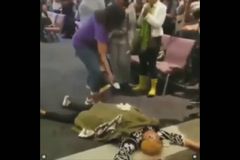 Vídeo bizarro de pastora que "morre" e "ressuscita" com ofertas viraliza na web